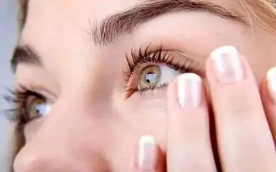 لرزش و پرش پلک نشان چه بیماریست؟
