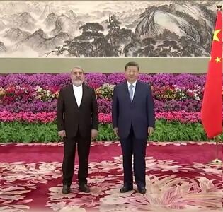 عبدالرضا رحمانی فضلی استوارنامه خود را تقدیم شی جی پینگ کرد
