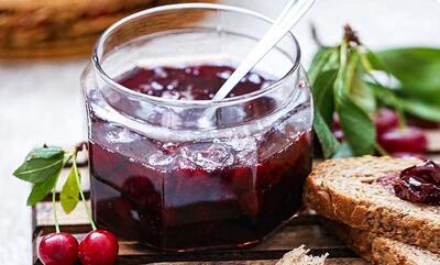 طرز تهیه مارمالاد آلبالو با ژلاتین + نکات شکرک نزدن