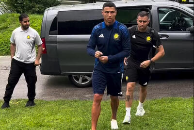 کریستیانو رونالدو و امضا دادن به هواداران در اردوی پیش‌فصل النصر در اتریش - پارس فوتبال
