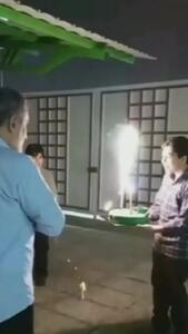 فیلم جشن تولد سوپرایزی برای سردار حاجی زاده در حیاط خانه ویلایی اش ! / نوه های شیرینش کیک و فشفشه به دست تولدت مبارک خواندند / روحش شاد