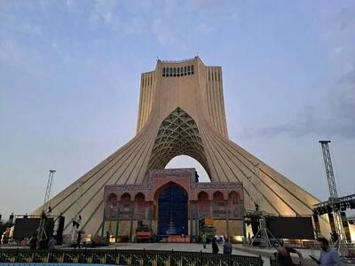 سازه احداثی در برج آزادی باید جمع‌آوری  شود + عکس