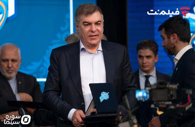 مدال کیفیت سال ۱۴۰۴ به علی سرتیپی اهدا شد - سوره سینما