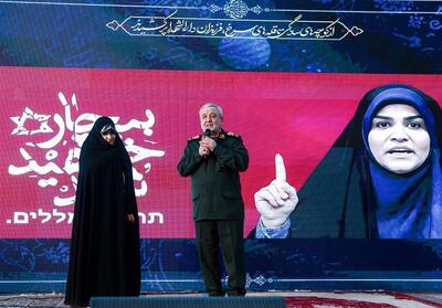 تقدیر از سحر امامی در اربعین شهید حاجی‌زاده - تسنیم