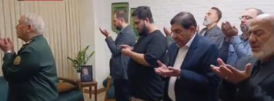 تصاویری از اقامه نماز سرلشکر رحیم صفوی و مخبر در منزل شهید حاجی زاده | ویدئو