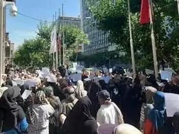 تجمع اعتراضی فرهنگیان بازنشسته در برابر وزارت آموزش و پرورش و مجلس: معوقات همسان سازی چه شد!؟ + عکس