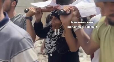 مادری پیکر کفن شده فرزندش را به دوش کشید | جهان نیوز