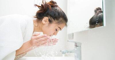 ۱۰ باور غلط پوستی؛ از نوشیدن آب تا باز و بسته شدن منافذ