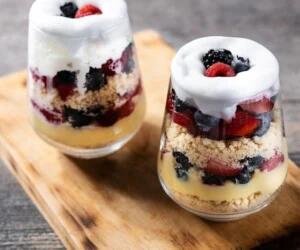 طرز تهیه ترایفل میوه ای با ژله؛ دسری سریع و راحت