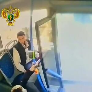 فیلم کوبیدن بطری نوشیدنی به درب اتوبوس توسط مرد خشمگین