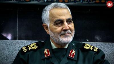 عکس  سفر در زمان /  «لبخند سردار سلیمانی بین سرلشکر رحیم صفوی و سرلشکر موسوی» در یک مراسم؛ دهه 90