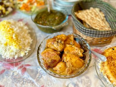 دستور تهیه چلو مرغ زعفرانی در چند مرحله