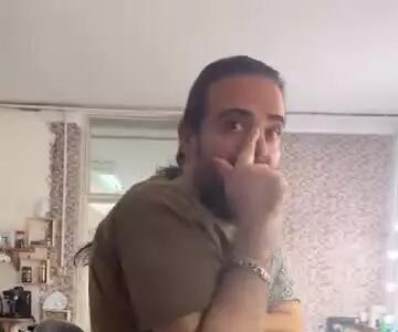 گیتارنوازی مجازی بابک حمیدیان در حین گریم در پشت صحنه سریال