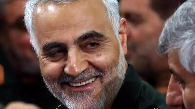 عکس سفر در زمان /  «برف بازی سردار سلیمانی با دو همرزم اش  در جبهه» / دهه 60