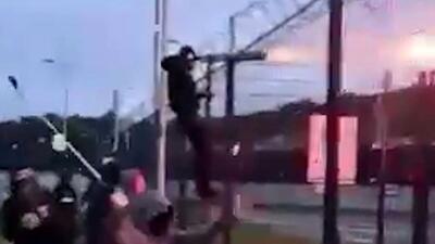 درگیری هواداران فوتبال با توپ موشک!