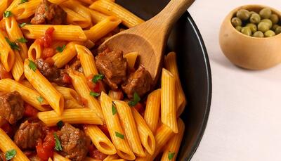 طرز تهیه ماکارونی با گوشت تکه‌ای و ته‌دیگ سیب‌زمینی