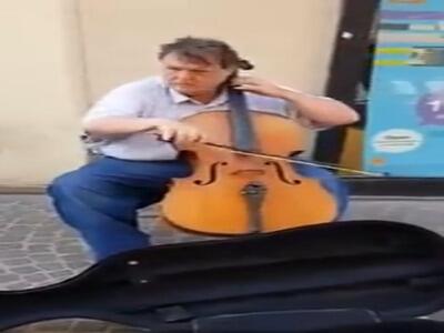 لحظه شگفت‌انگیز بلند شدن نوای «ای ایران» در فرانسه توسط یک نوازنده دوره‌گرد فرانسوی