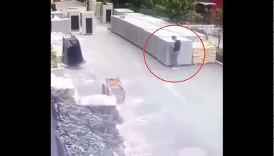 لحظه هولناک سقوط سازه فولادی؛ معجزه نجات پسر جوان از مرگ حتمی (فیلم)
