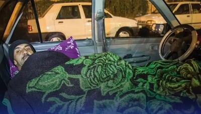 تهران شهر بی‌خانمان‌های متحرک؛ رانندگانی که در پرایدشان زندگی می‌کنند | اقتصاد24