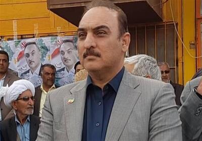 نفس کشیدن در سیستان و بلوچستان تمرین زنده ماندن است / در تهران اگر هوا آلوده باشد، هشدار داده می‌شود، در زابل آلودگی بخشی از اکسیژن است/ مردم شب‌ها در خانه را نمی‌بندند، چون خوب می‌دانند اگر در را ببندند، صبح باید همسایگان با بیل و تیشه بیایند تا بازش کنند/ وقتی دمای هوا در سیستان از ۵۰ درجه می‌گذرد، برق این تنها امید به بقا قطع می‌شود، یعنی کولر خاموش، دستگاه اکسیژن‌ساز خاموش