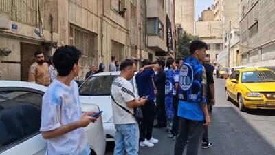 تجمع هواداران مقابل ساختمان باشگاه استقلال در انتقاد از عملکرد مدیران