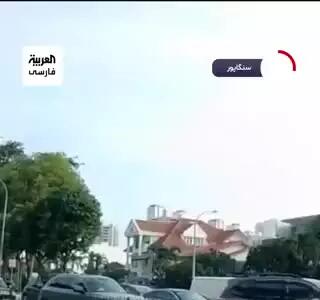ببینید| لحظه شکه کننده ناپدید شدن ناگهانی یک خودرو در خیابان سنگاپور | 7 مرداد 1404