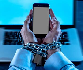 واکنش‌ها به لایحه فضای مجازی؛ خطرناک‌تر از طرح صیانت، بدتر از قانون حجاب/ پزشکیان تصمیم مهم «استرداد لایحه» را می‌گیرد؟