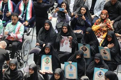 آیین تجلیل از خانواده ۳۰ شهید ورزشکار و بدرقه کاروان اعزامی به چنگدو با حضور وزیر ورزش - پارس فوتبال