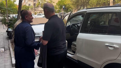 خروج رضا درویش از دفتر باشگاه پرسپولیس برای حضور در یک جلسه مهم