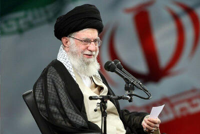 قابی از گذشته؛ حضور رهبر انقلاب در تخت جمشید