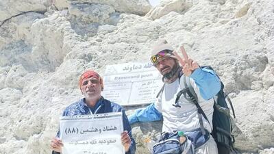 مرد ۷۰ ساله یزدی برای هشتادوهشتمین بار قله دماوند را فتح کرد! - پارس فوتبال