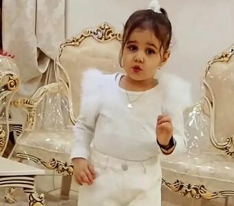 آواز شاد؛ دختره بچه پاش قد فندقه تازه تاتی میره با آهنگ طلیسچی میرقصه همه تو کف موندن