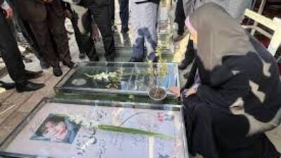 وزیر راه  بر مزار سردار دلها و دختر کاپشن صورتی
