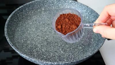 طرز تهیه کوکی شکلاتی / فقط کاکائو را در آب بریزید