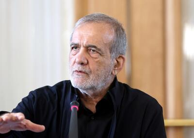 پزشکیان: تا زمانی که همراهی مردم را داریم هیچ مانعی نمی‌تواند حرکت رو به پیشرفت ما را متوقف کند / نحوه مشارکت و همراهی مردم در ۱۲ روز جنگ، همه مسئولین را در قبال آنها متعهدتر و مدیون‌تر کرد / یک عده خودفروخته آن طرف یاوه گویی و با متجاوز همراهی کردند