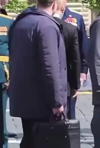 استفاده محافظان شخصی پوتین از یک وسیله جدید در جریان یک مراسم رسمی!