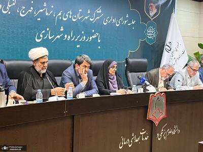 انتقاد تند وزیر راه در کرمان: وضعیت پروژه نهضت ملی مسکن بم قابل قبول نیست/ پول از مردم گرفته شده اما حتی قدم‌های اولیه آماده‌سازی زمین انجام نشده / هیچ تعارفی با مسئولان پروژه ها نداریم