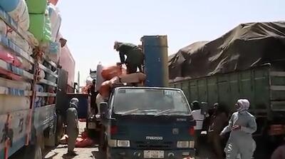 تصاویر انتقال انبوه اثاثیه افغان‌ها به افغانستان