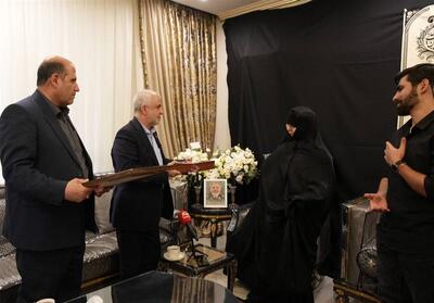 دیدار اوحدی با خانواده شهیدان شهریاری و نکویی / تدوین دایرة المعارف شهدا - تسنیم