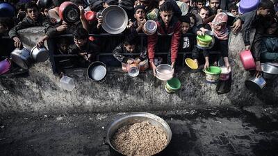 قاشق‌ها و ظرف‌های خالی به نماد حمایت از کودکان فلسطینی تبدیل شدند + فیلم