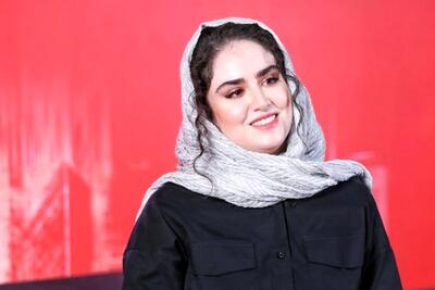 ژست هانیه غلامی در کافه دنج