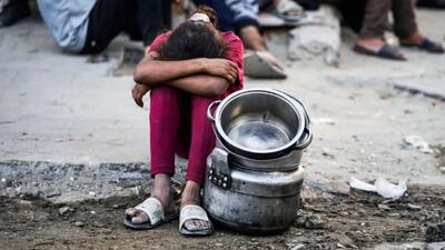 خرید گِرمی آرد و نان در غزه به دلیل شدت کمبود مواد غذایی