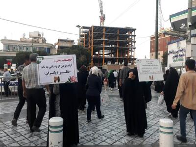 گروه‌های «آمران به معروف» از مقابل دَرِ مجلس پراکنده شدند، حالا از پنجره آمده‌اند/ گزارش و تصاویری از فعالیت گروهی با عنوان «سفیران ملی معروف» که به‌صورت مستمر، برنامه‌هایی تحت عنوان «رزمایش‌های مردمی امر به معروف» را در معابر عمومی شهر‌ها برگزار می‌کند