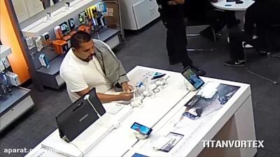ببینید | لحظه تلاش برای سرقت تلفن همراه یک بازیگر بریتانیایی