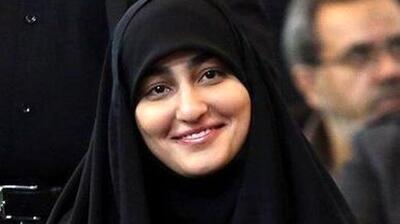 (عکس) دختر سردار سلیمانی، سلاح به دست در نماز جمعه کرمان
