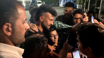 رامین رضائیان در میان صف سلفی با هواداران استقلال