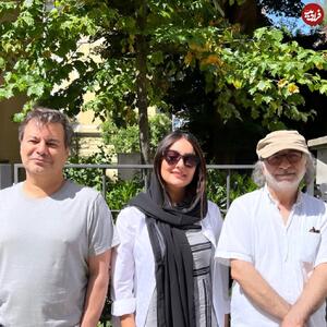 عکس/ ژست جالب پیمان قاسم خانی و همسرش در کنار پسرخوانده فروغ فرخزاد در آلمان | اقتصاد24