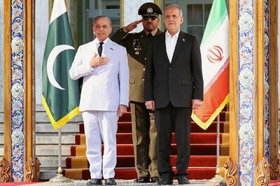 پزشکیان با استقبال نخست وزیر پاکستان وارد اسلام‌آباد شد