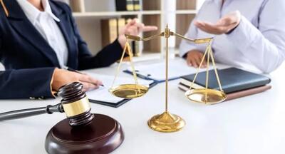 راهنمای جامع انتخاب وکیل دادگستری؛ تفاوت وکیل حقوقی و کیفری