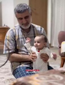 تصاویری جالب از بازی کردن شهید حاجی‌زاده با نوه‌اش